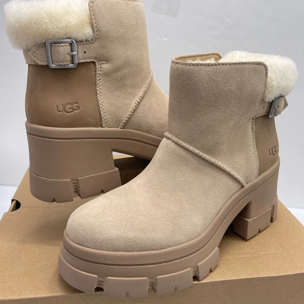 UGG Women's W BROOKLYN BUCKLE PLATFORM HIGH HEELS BOOTS SAND Tan Ankle Boots